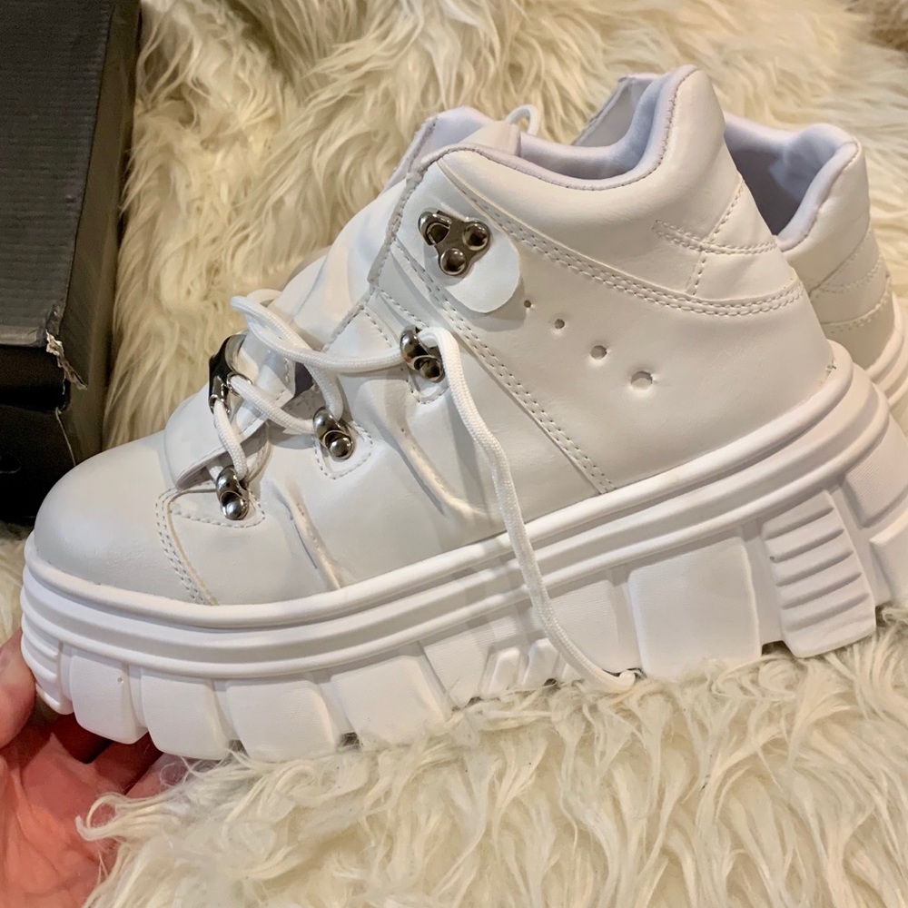White moon walk lace-up platform sneakers